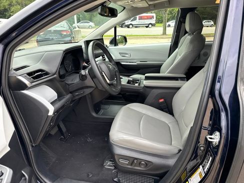 Used 2025 Toyota Sienna XLE FWD image 14