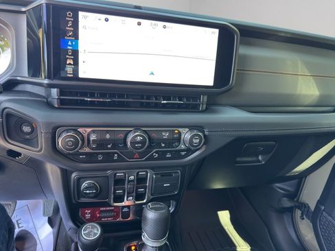 Used 2025 Jeep Gladiator Mojave AWD/4WD image 32