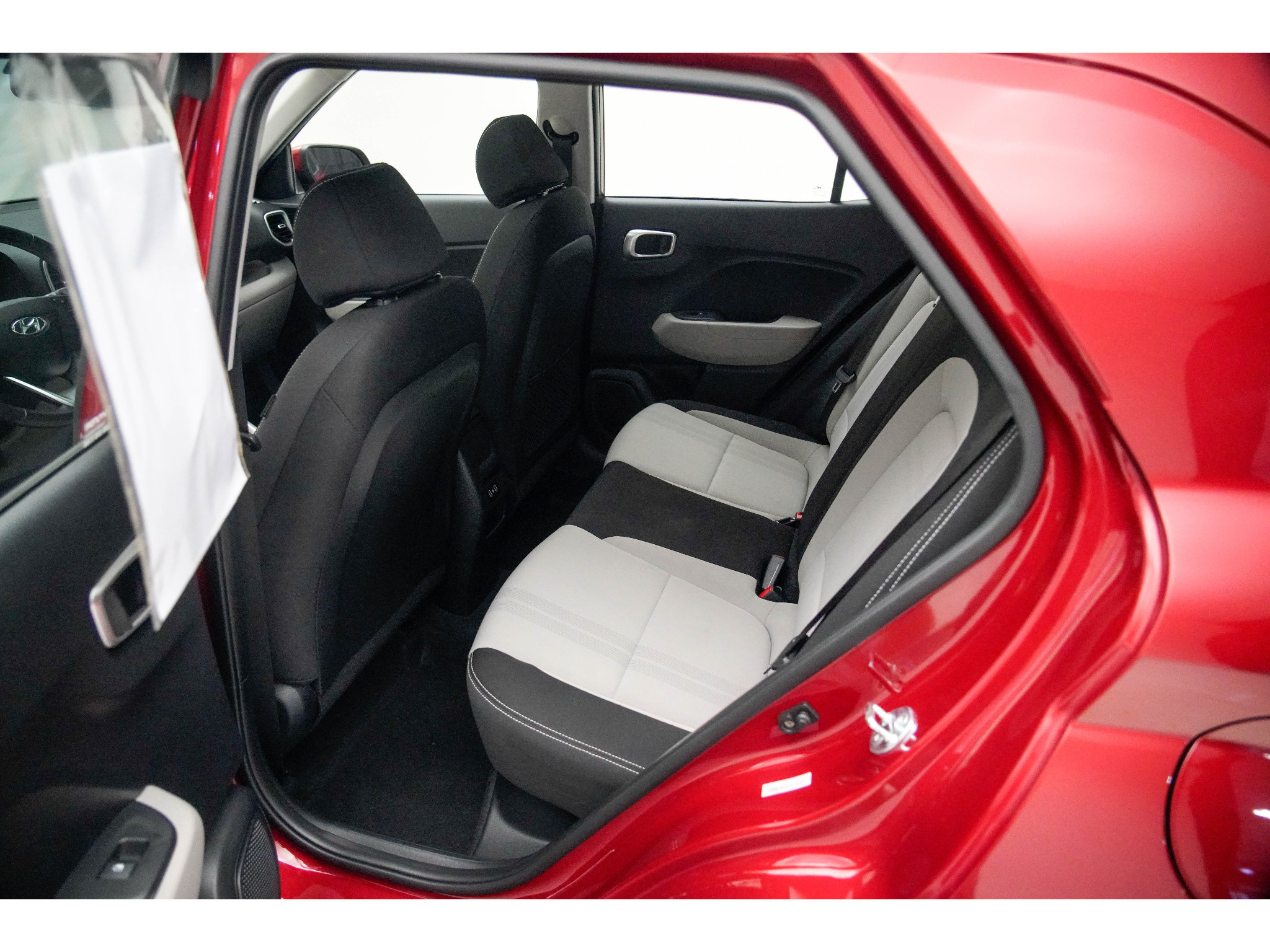 Used 2025 Hyundai Venue SEL FWD image 17