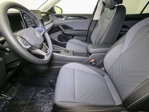 New 2025 Volkswagen Tiguan SE image 24