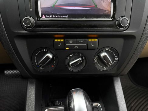 Used 2017 Volkswagen Jetta SE FWD image 20