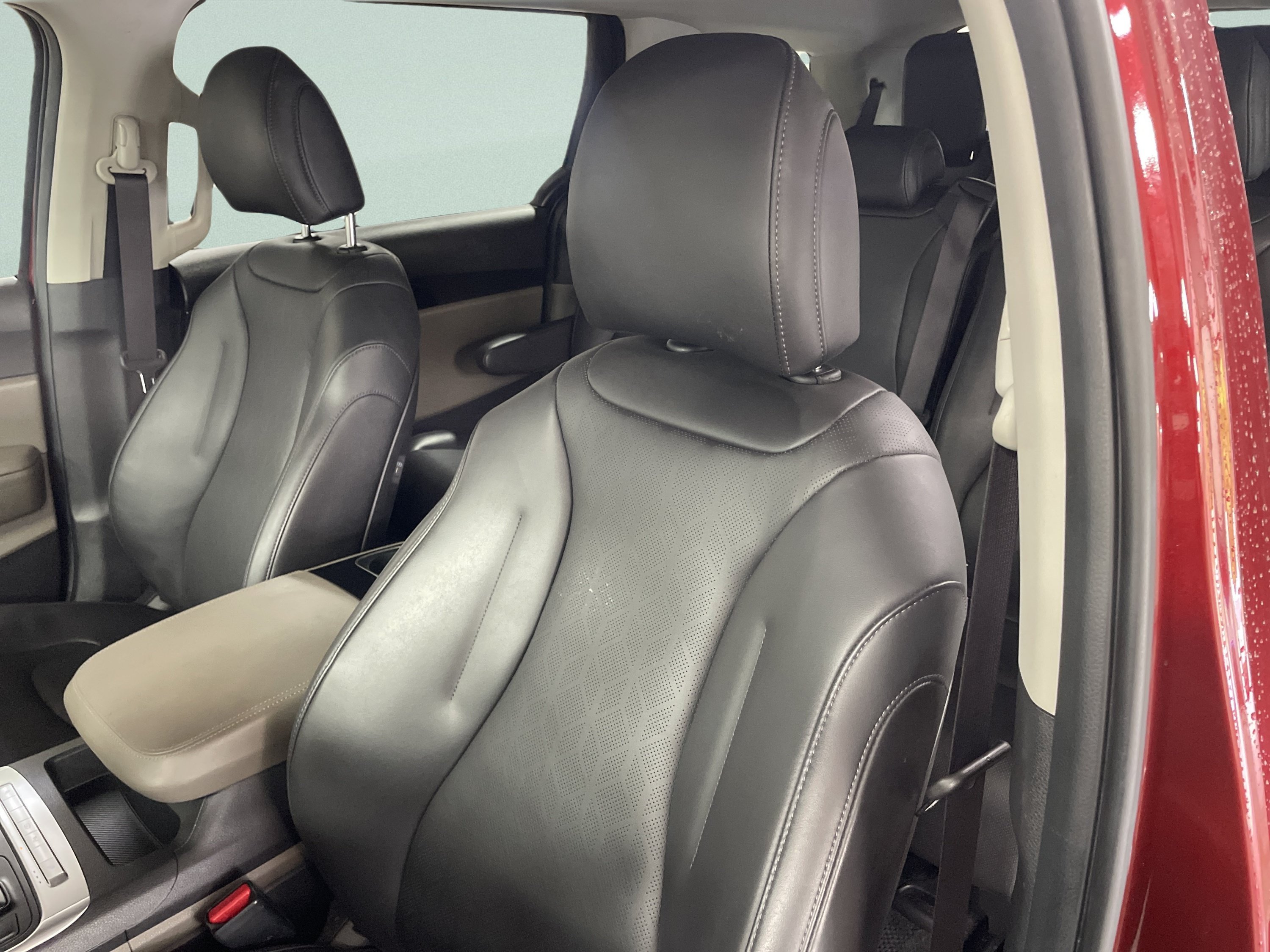 Used 2026 Kia Carnival FWD image 16