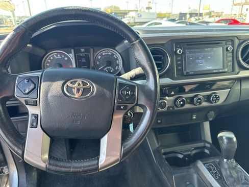 Used 2017 Toyota Tacoma SR5 w/ SR5 Appearance Package (SM) image 12