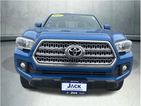Used 2017 Toyota Tacoma TRD Off-Road w/ Tow Package AWD/4WD image 11