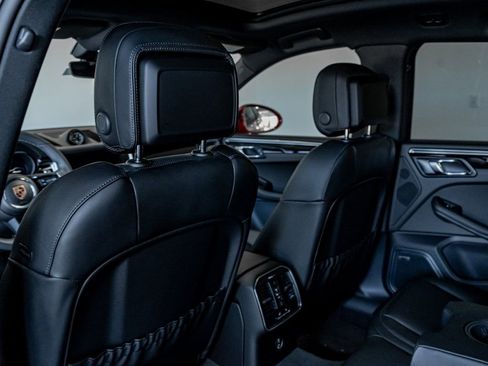 Certified 2025 Porsche Macan image 25