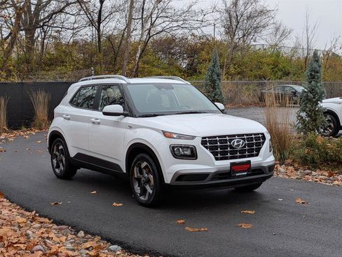 Certified 2024 Hyundai Venue SEL image 8