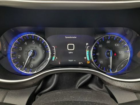 Used 2023 Chrysler Pacifica Touring-L FWD image 12