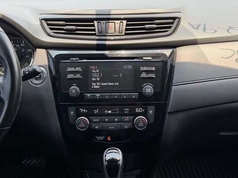 Used 2017 Nissan Rogue SV FWD image 16