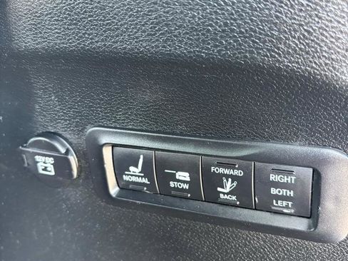 Used 2018 Chrysler Pacifica Limited FWD image 28