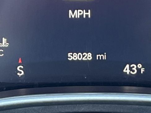 Used 2024 Chrysler Pacifica Touring-L FWD image 7