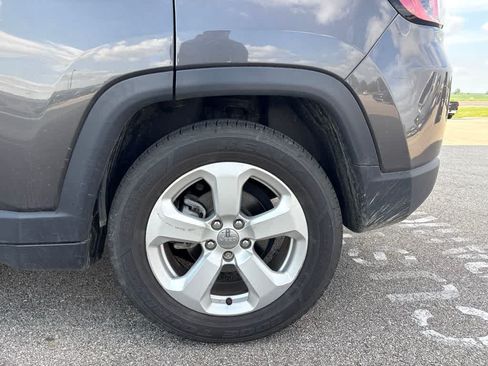 Used 2018 Jeep Compass Latitude w/ Popular Equipment Group FWD image 4