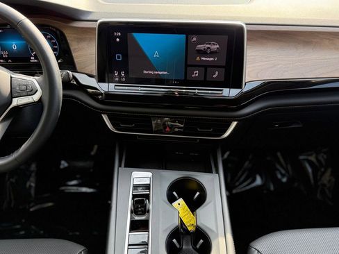 Used 2024 Volkswagen Atlas SE image 16