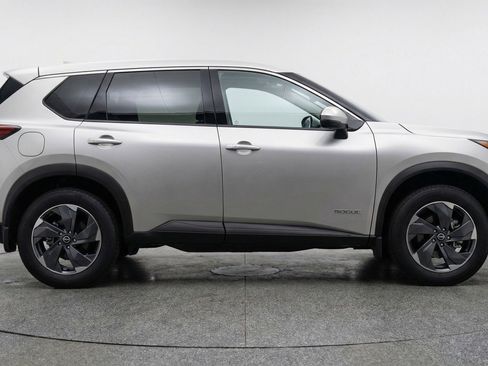 Used 2025 Nissan Rogue SV AWD/4WD image 11