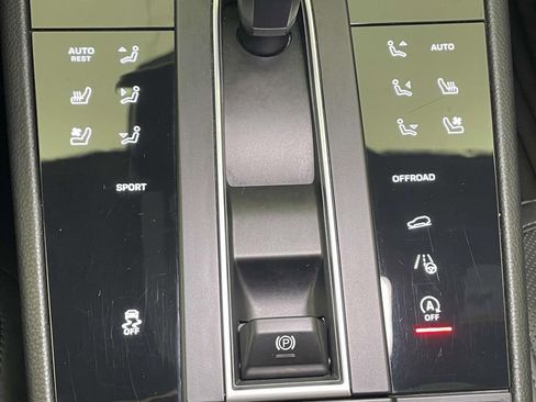 Certified 2022 Porsche Macan AWD/4WD image 34