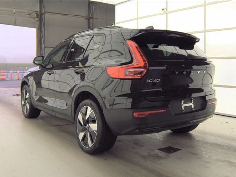 Used 2024 Volvo XC40 Recharge Core RWD image 3