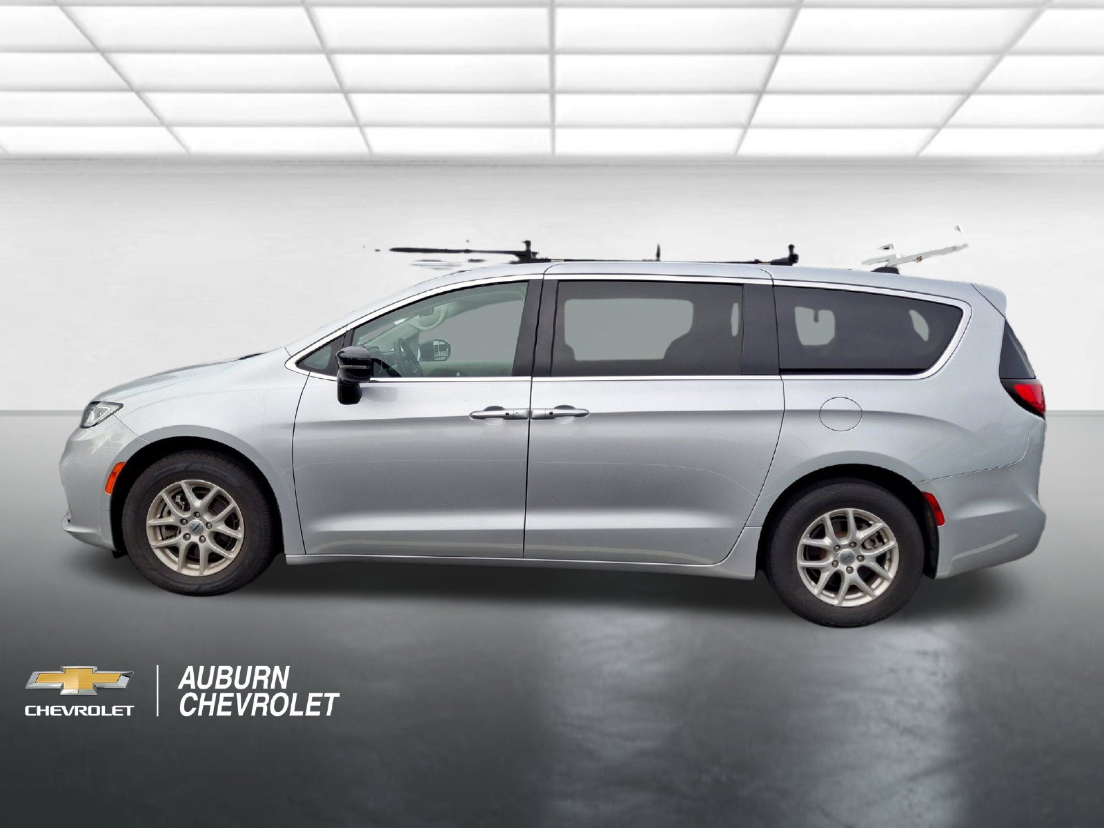 Used 2024 Chrysler Pacifica Touring-L FWD image 2