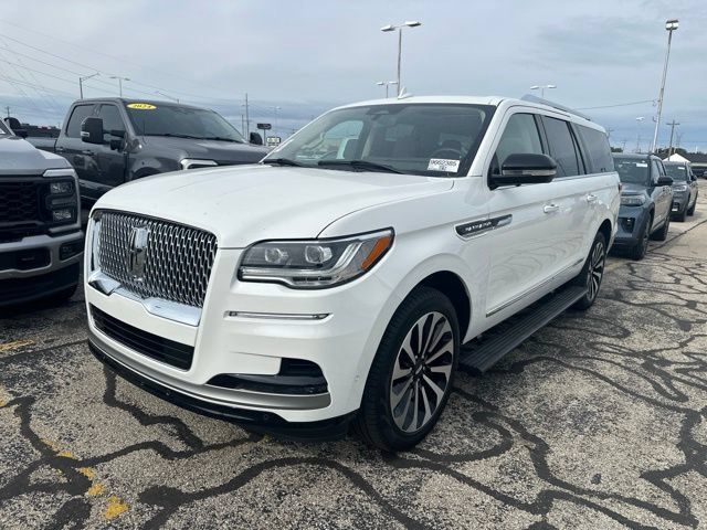 Used 2024 Lincoln Navigator L Reserve AWD/4WD image 2