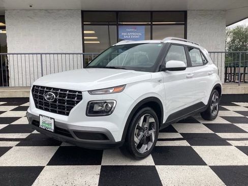 Used 2025 Hyundai Venue SEL FWD image 2