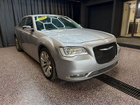 Used 2018 Chrysler 300 Limited RWD image 10