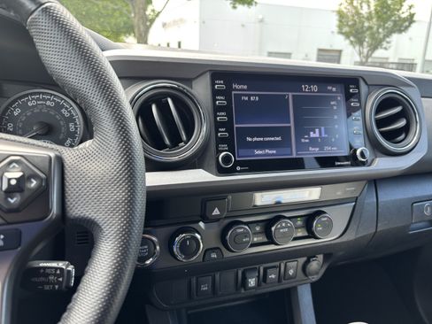 Used 2022 Toyota Tacoma TRD Sport AWD/4WD image 31