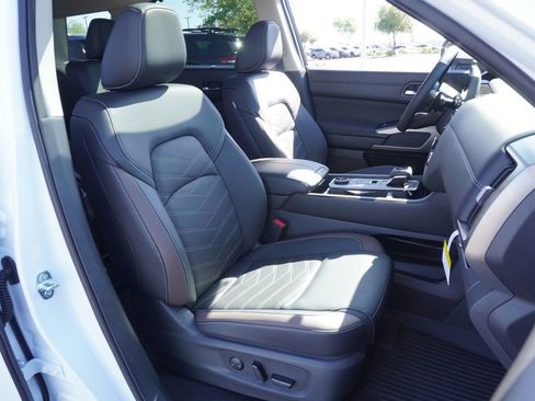 Certified 2025 Nissan Pathfinder Platinum AWD/4WD image 12