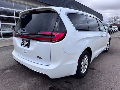 Used 2022 Chrysler Pacifica Touring-L image 7