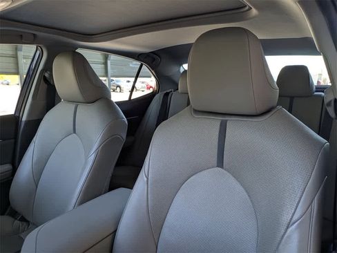 Used 2021 Toyota Camry XLE w/ Navigation Upgrade Package image 7