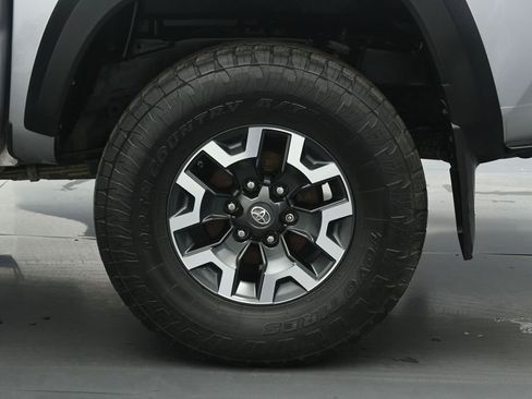 Used 2019 Toyota Tacoma TRD Off-Road w/ Technology Package AWD/4WD image 21