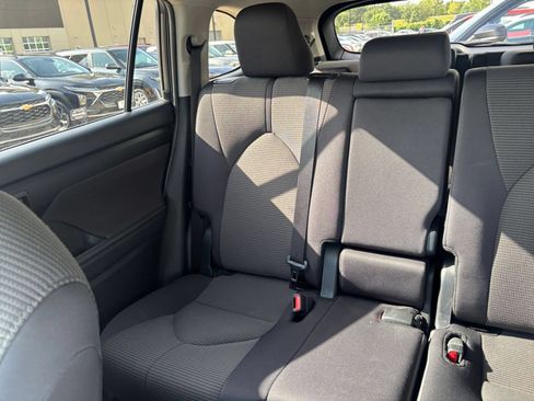 Used 2025 Toyota Highlander LE FWD image 41