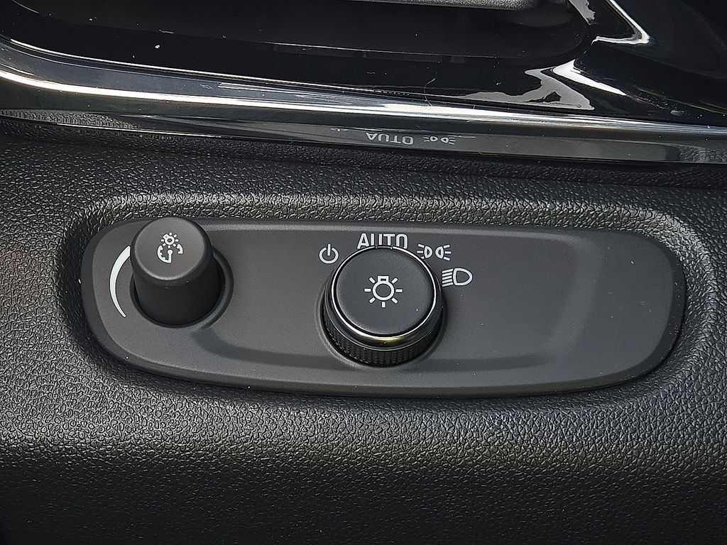 Used 2025 Buick Envista Sport Touring w/ Advanced Safety Package FWD image 17