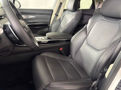 Certified 2025 Genesis GV70 2.5T AWD/4WD image 12