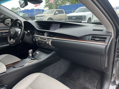 Used 2018 Lexus ES 350 w/ Luxury Package w/Wood Trim FWD image 16