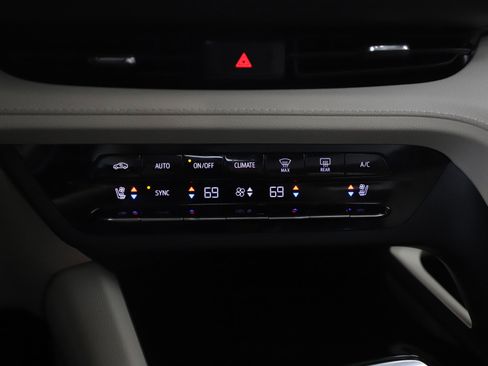 Used 2021 Buick Envision Avenir w/ Technology Package II image 23