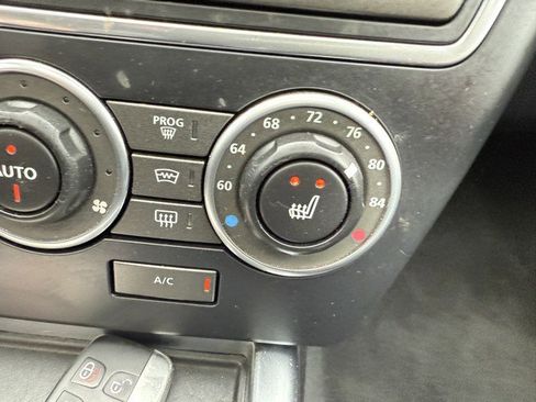 Used 2015 Land Rover LR2 image 32