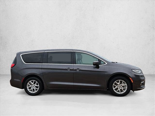 Used 2023 Chrysler Pacifica Touring-L FWD image 4