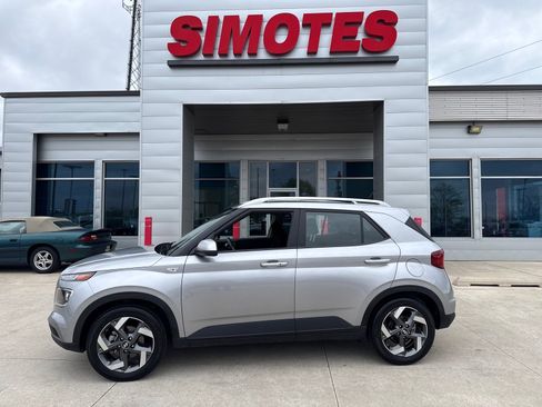 Used 2025 Hyundai Venue SEL image 1