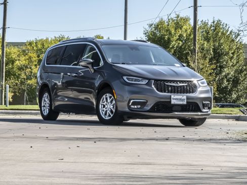 Used 2021 Chrysler Pacifica Touring-L image 2
