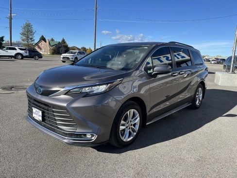 Used 2022 Toyota Sienna XLE image 3