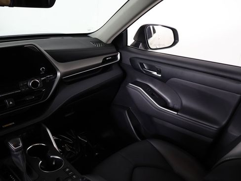 Used 2023 Toyota Highlander XLE image 40