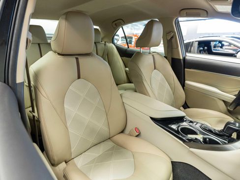 Used 2018 Toyota Camry XLE FWD image 15