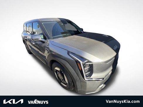 Used 2024 Kia EV9 Light RWD image 1