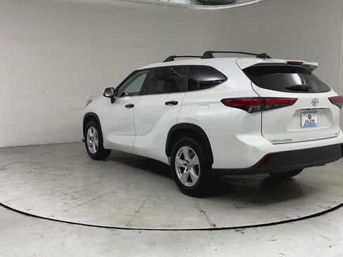 Used 2023 Toyota Highlander LE FWD image 3