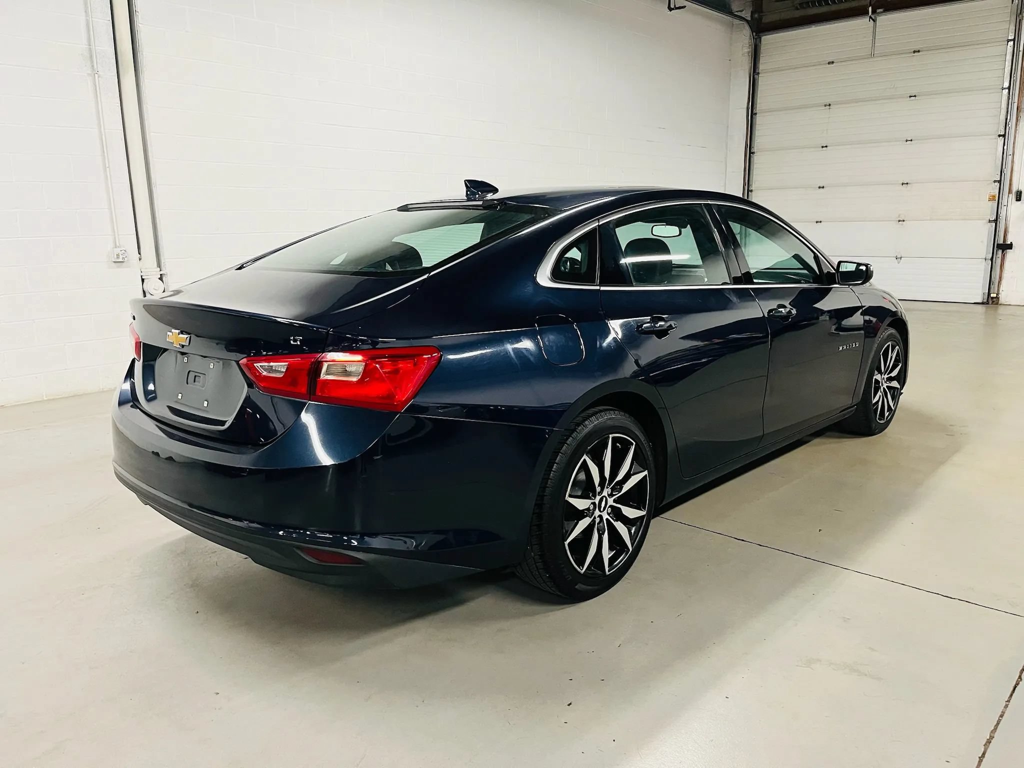 Used 2018 Chevrolet Malibu LT w/ Leather Package FWD image 8