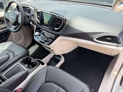 Used 2024 Chrysler Pacifica Touring-L FWD image 27