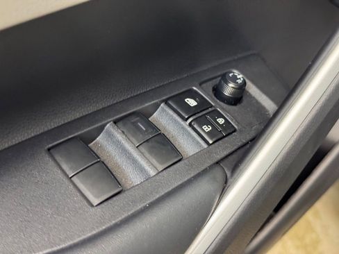 Used 2025 Toyota Corolla Cross L image 9