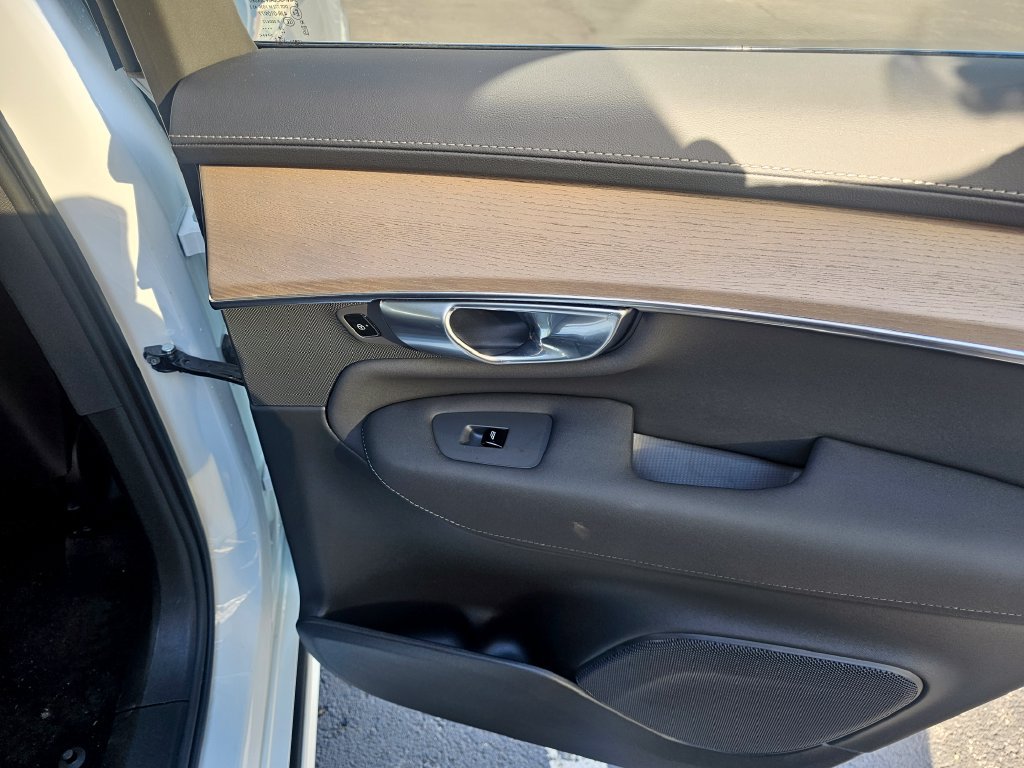 Certified 2025 Volvo XC90 B5 Plus AWD/4WD image 35