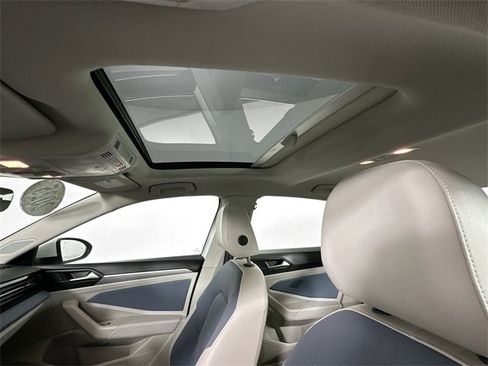 Used 2025 Volkswagen Jetta SE image 19