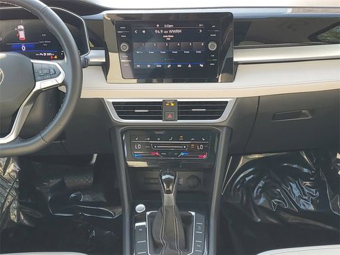 Certified 2025 Volkswagen Taos SE image 16