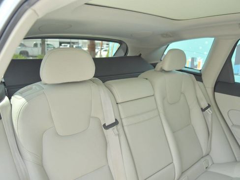 Used 2019 Volvo XC60 T6 Momentum w/ Multimedia Package image 37