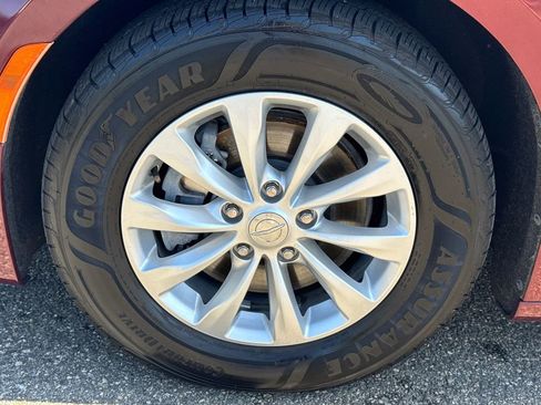 Used 2019 Chrysler Pacifica Touring-L FWD image 11